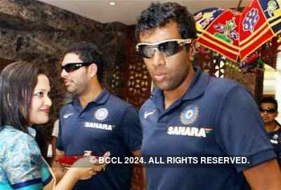 Cricketers arrive in Chennai