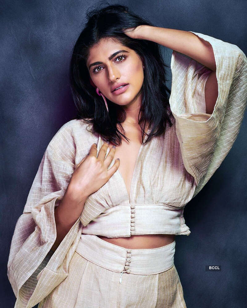 Kubbra Sait channels mermaid vibes in underwater photoshoot, wows the internet with unmissable pictures!