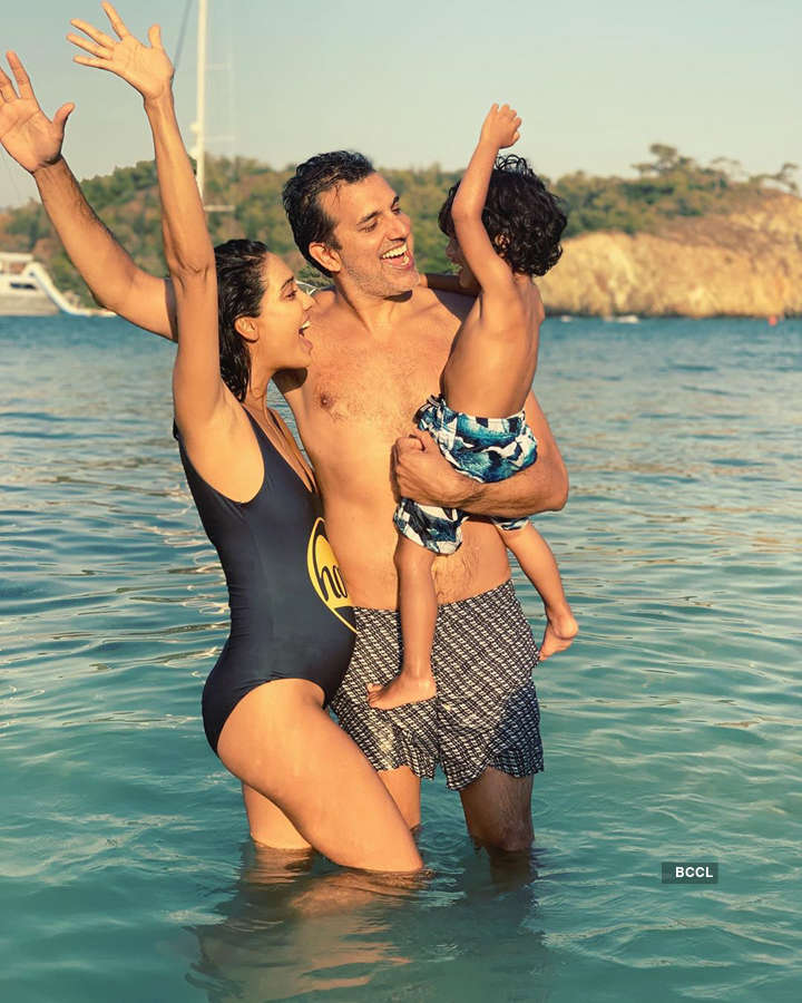 Lisa Haydon flaunts baby bump to announce second child