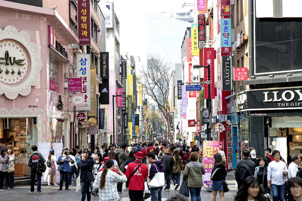 Сеул население. Рынок мёндон. Мёндон туристы. Myeongdong колорит. Рынок Мендон в Корее факты.