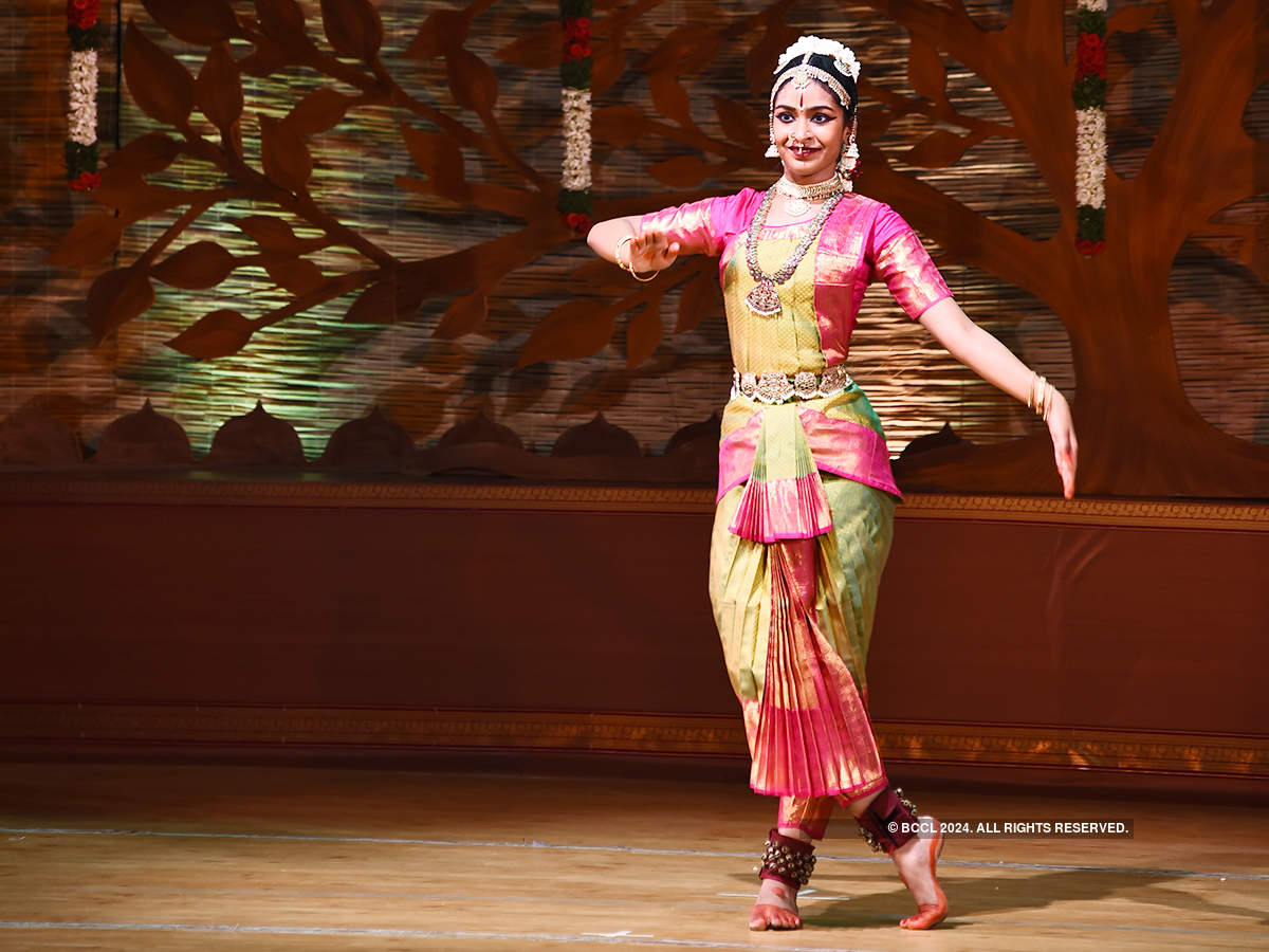 Featured image of post Outdoor Bharatanatyam Poses For Photoshoot / Any season summer autumn winter spring.