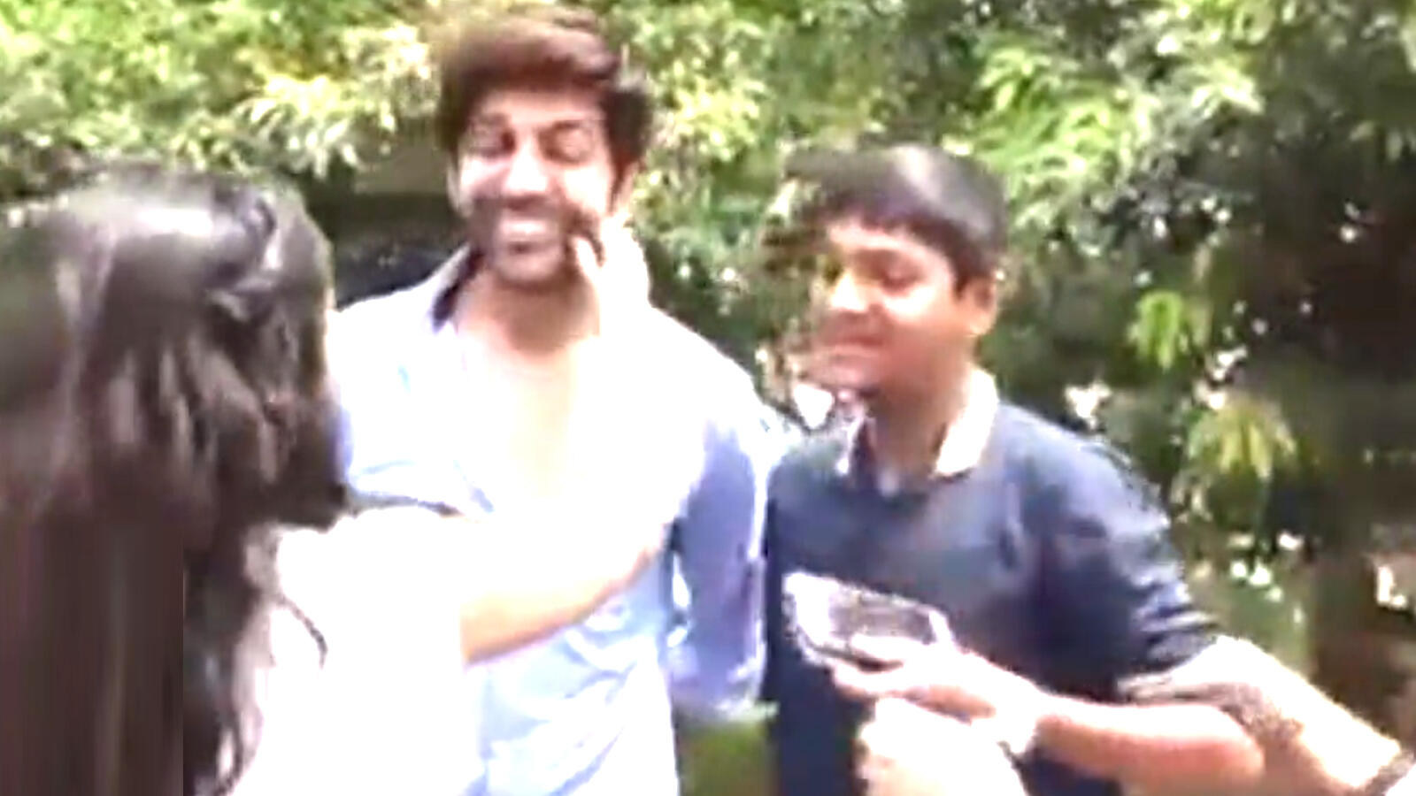 Watch female fan teases Kartik Aaryan by pulling his cheek