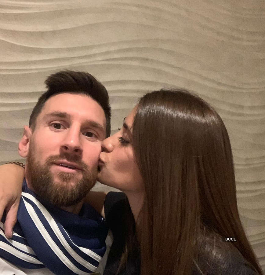 Messi Girlfriend Kissing
