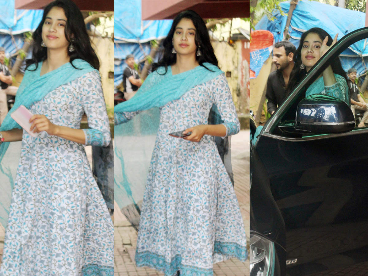Janhvi Kapoor looks as fresh as morning dew in the floral print ethnic wear