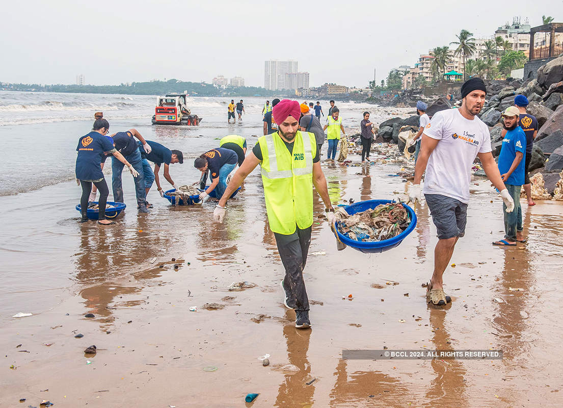 Inspiring pics of celebs & children cleaning Versova Beach after Ganpati Visarjan