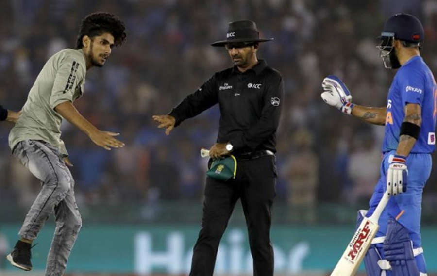 Three pitch invaders get arrested for trying to shake hands with Virat Kohli