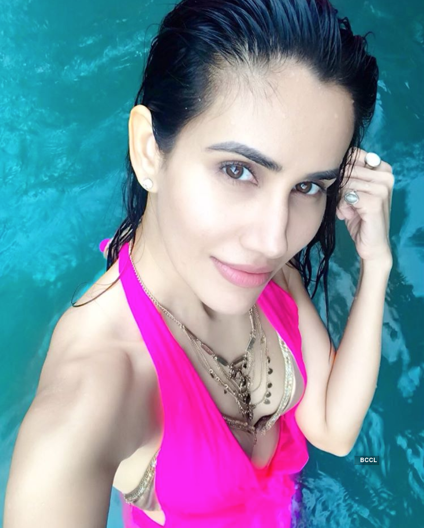 Sonnalli Seygall is teasing the cyberspace with her gorgeous pictures