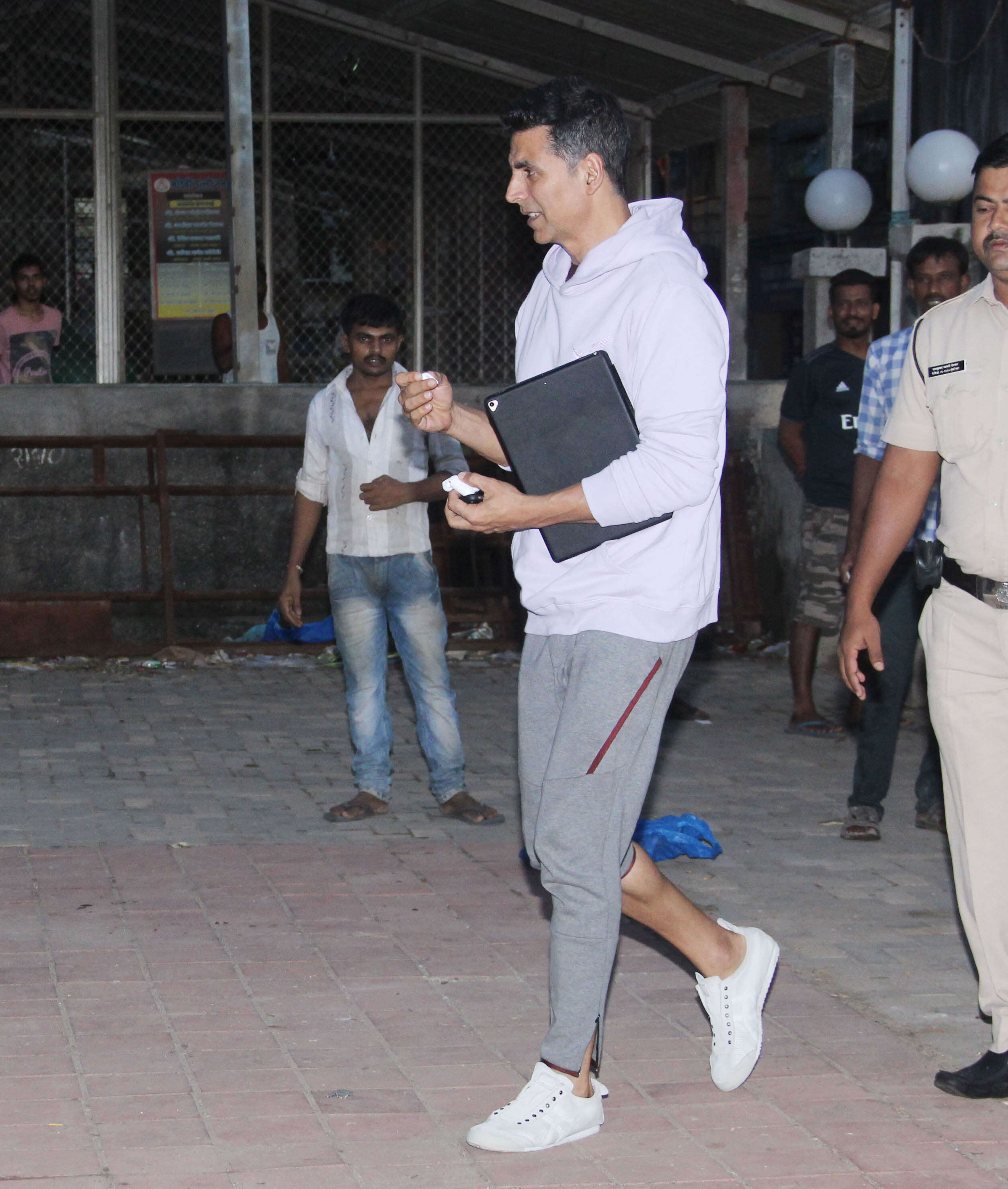 akshay kumar wear shoes brand name