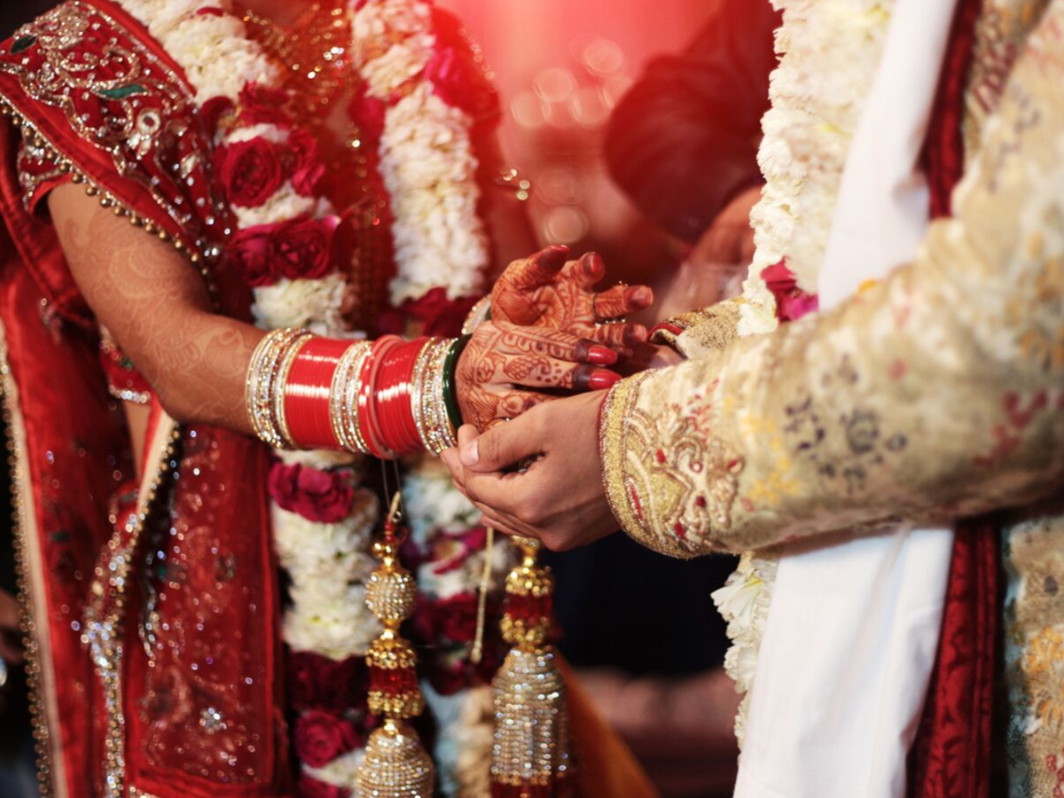 Before the honeymoon, the bride and groom worship in this cemetery, know why there is such a tradition?