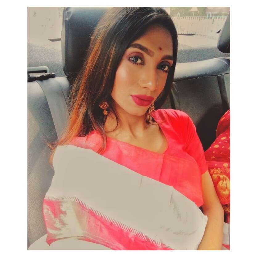 Amp up your Durga Puja look with laad-paad-sada saree - Times of India
