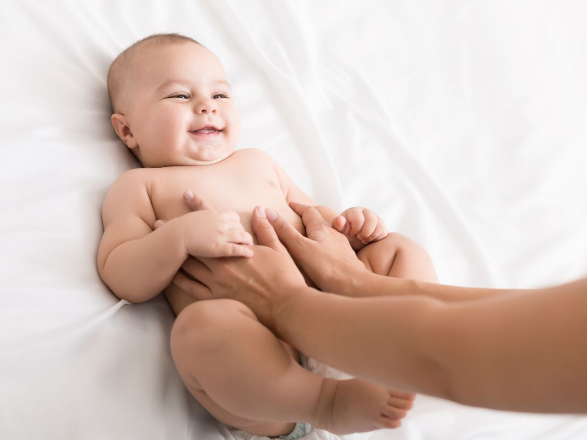 Baby oil massage. Детский массаж. Младенец. Детский массаж фото. Массаж детям фото.