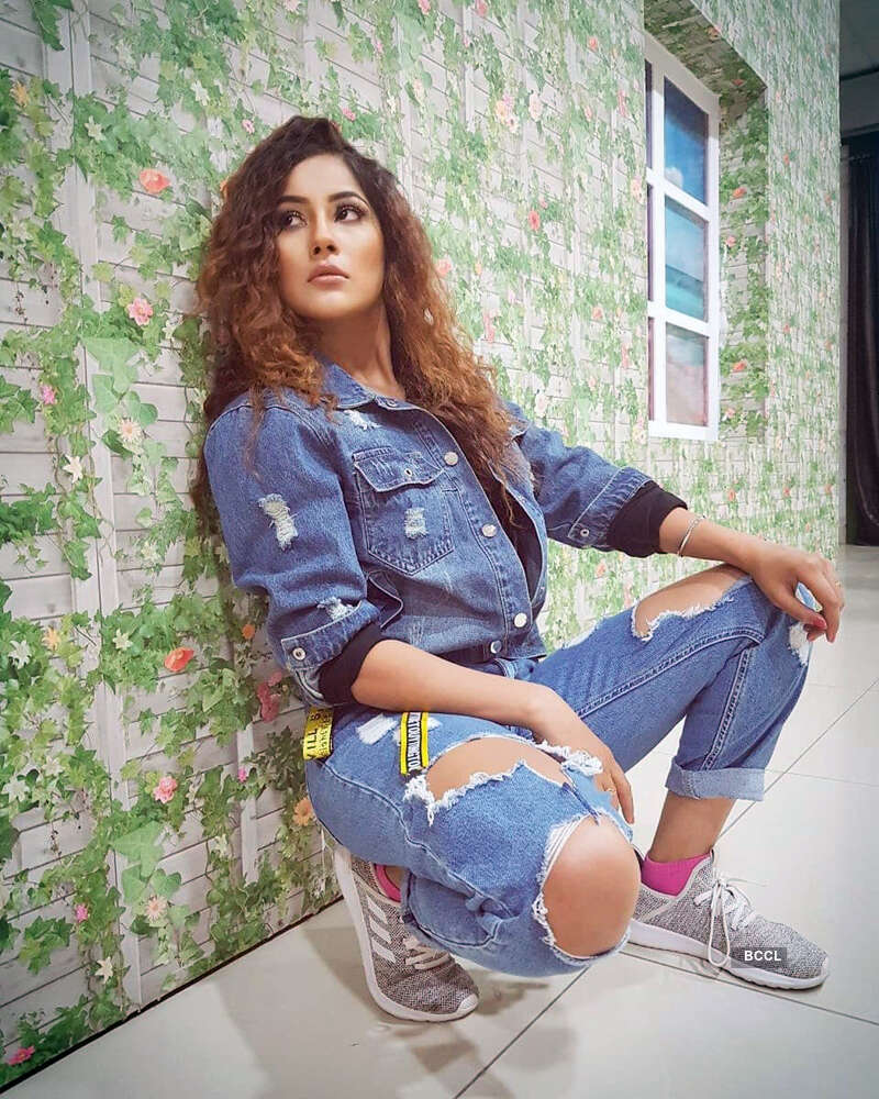 Glamorous pictures of former Bigg Boss 13 contestant Shehnaaz Gill you simply canโt miss! Glamorous pictures of former Bigg Boss 13 contestant Shehnaaz Gill you simply canโt miss!