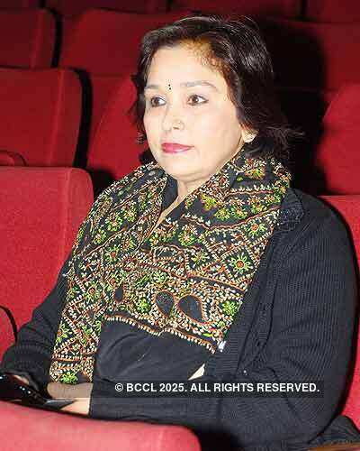 Play: 'Kachche Lamhe'