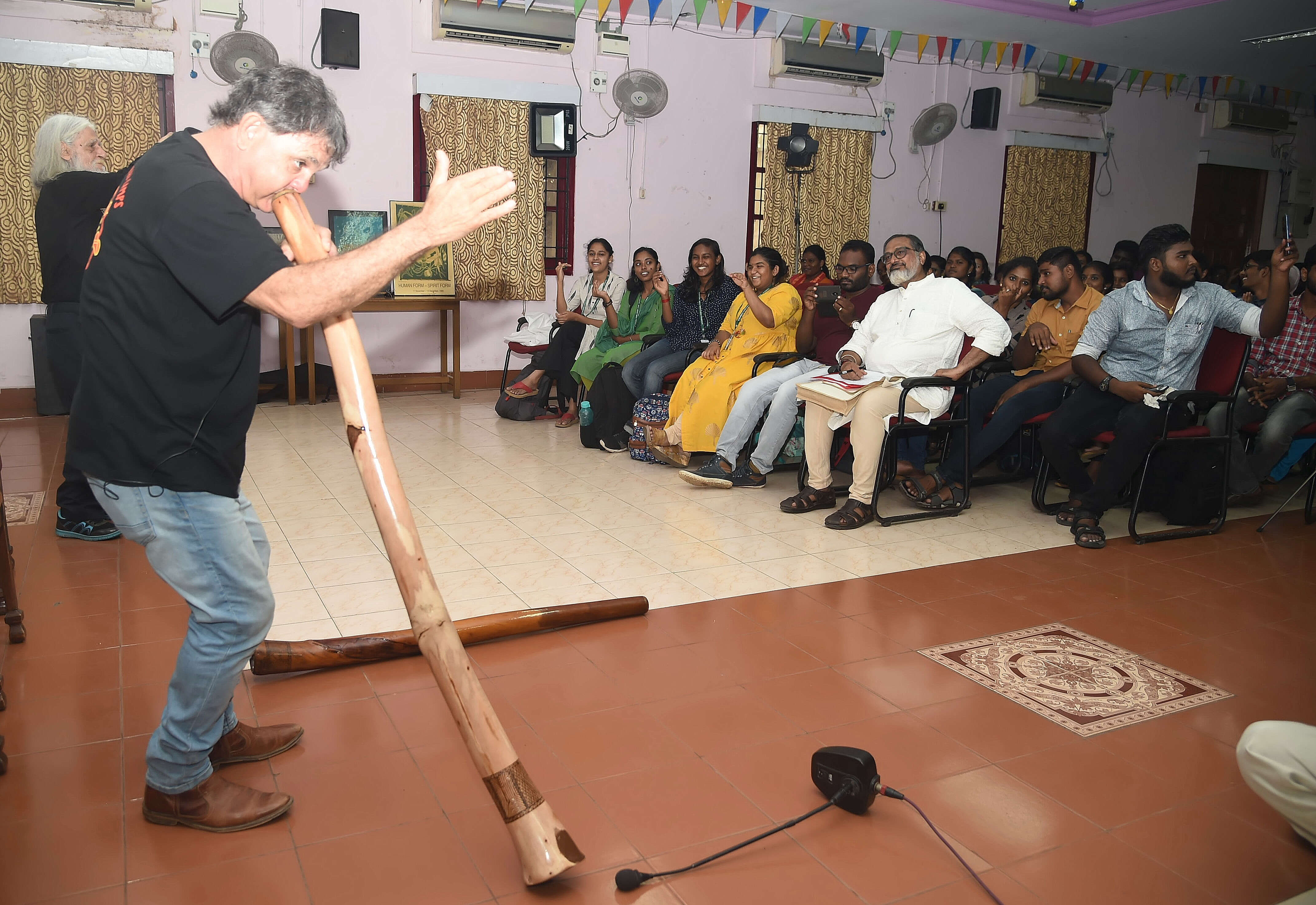 Australian didgeridoo player performs in Chennai