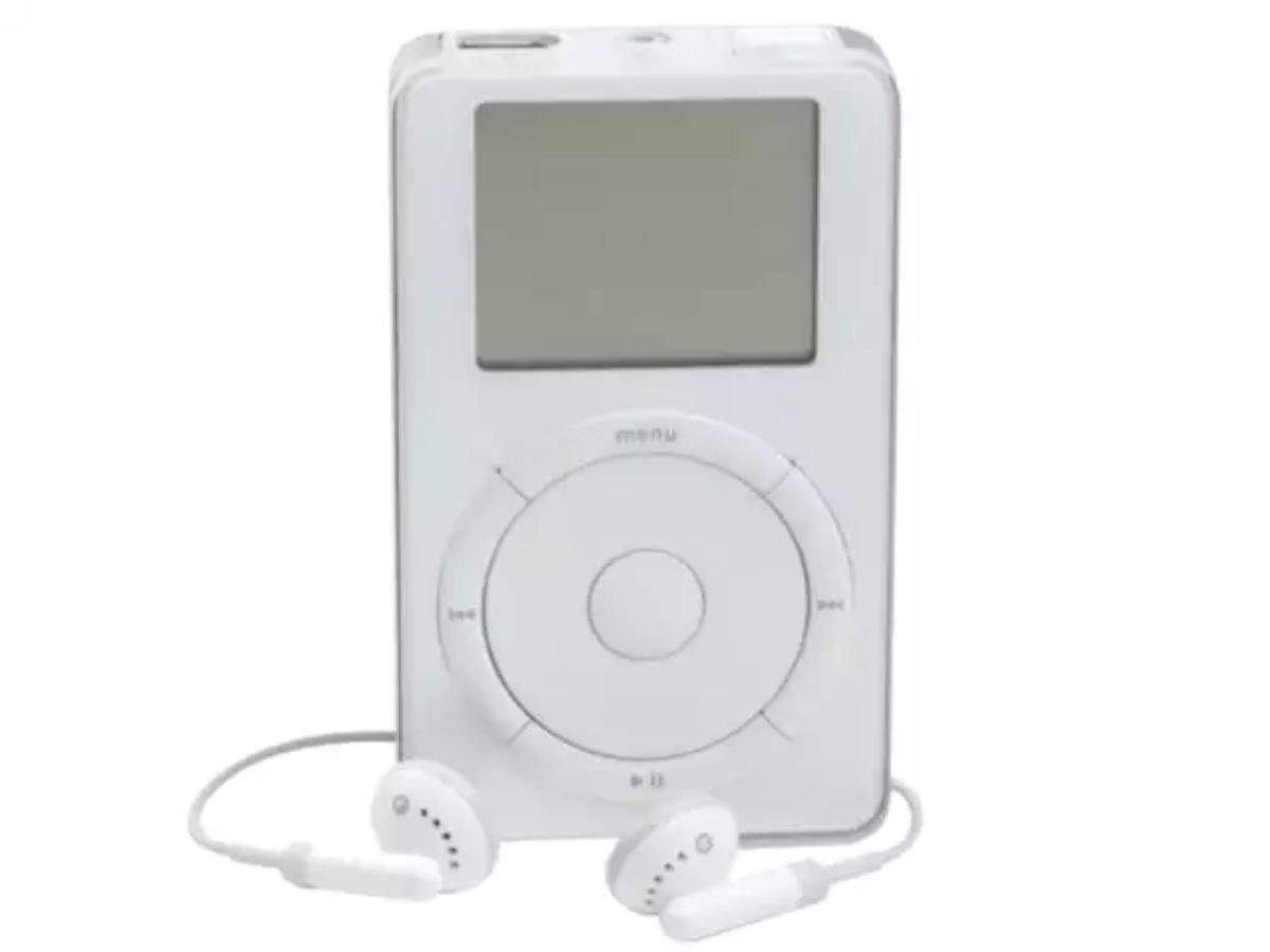 Первые айподы. Плеер Айпод 2001. IPOD Classic 2001. Apple IPOD 2000. Аудиоплеер IPOD 2001.