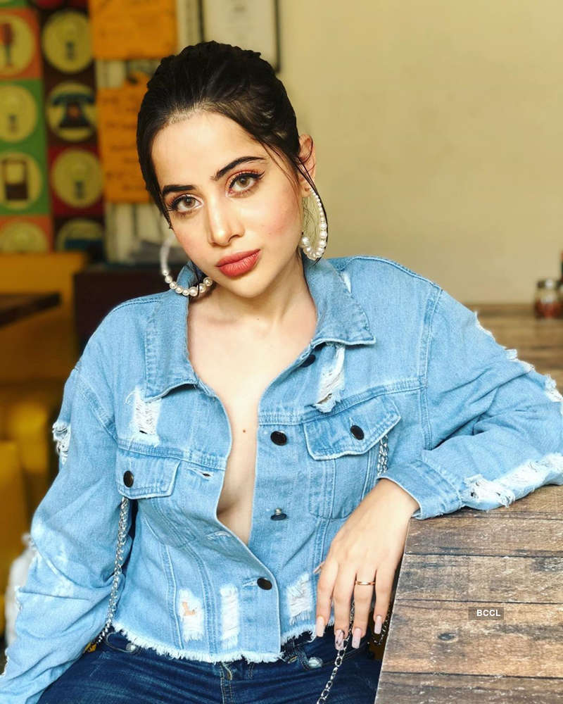 Urfi Javed commands attention with unconventional outfits, bewitching pictures make heads turn