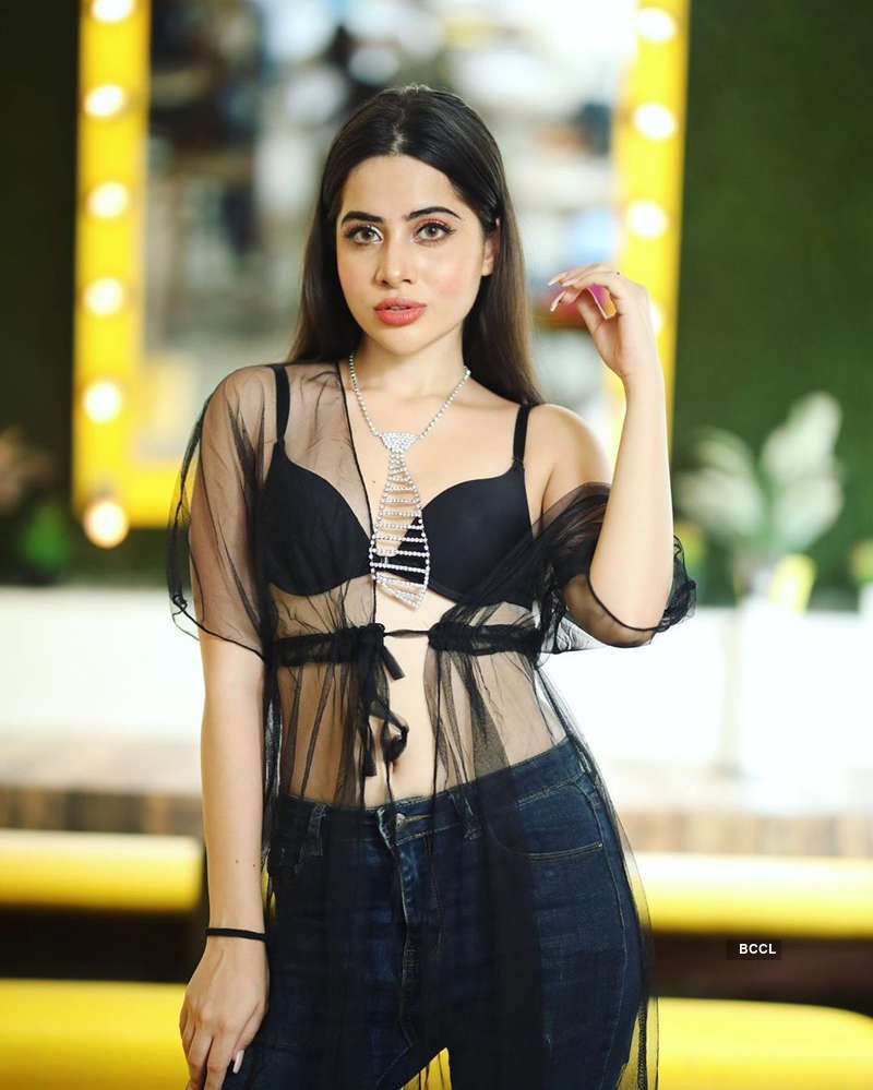 Urfi Javed commands attention with unconventional outfits, bewitching pictures make heads turn