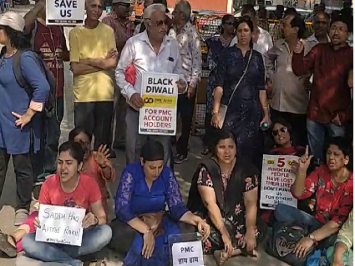 Pmc Bank Crisis Depositors Protest Outside Rbi Office In Bkc