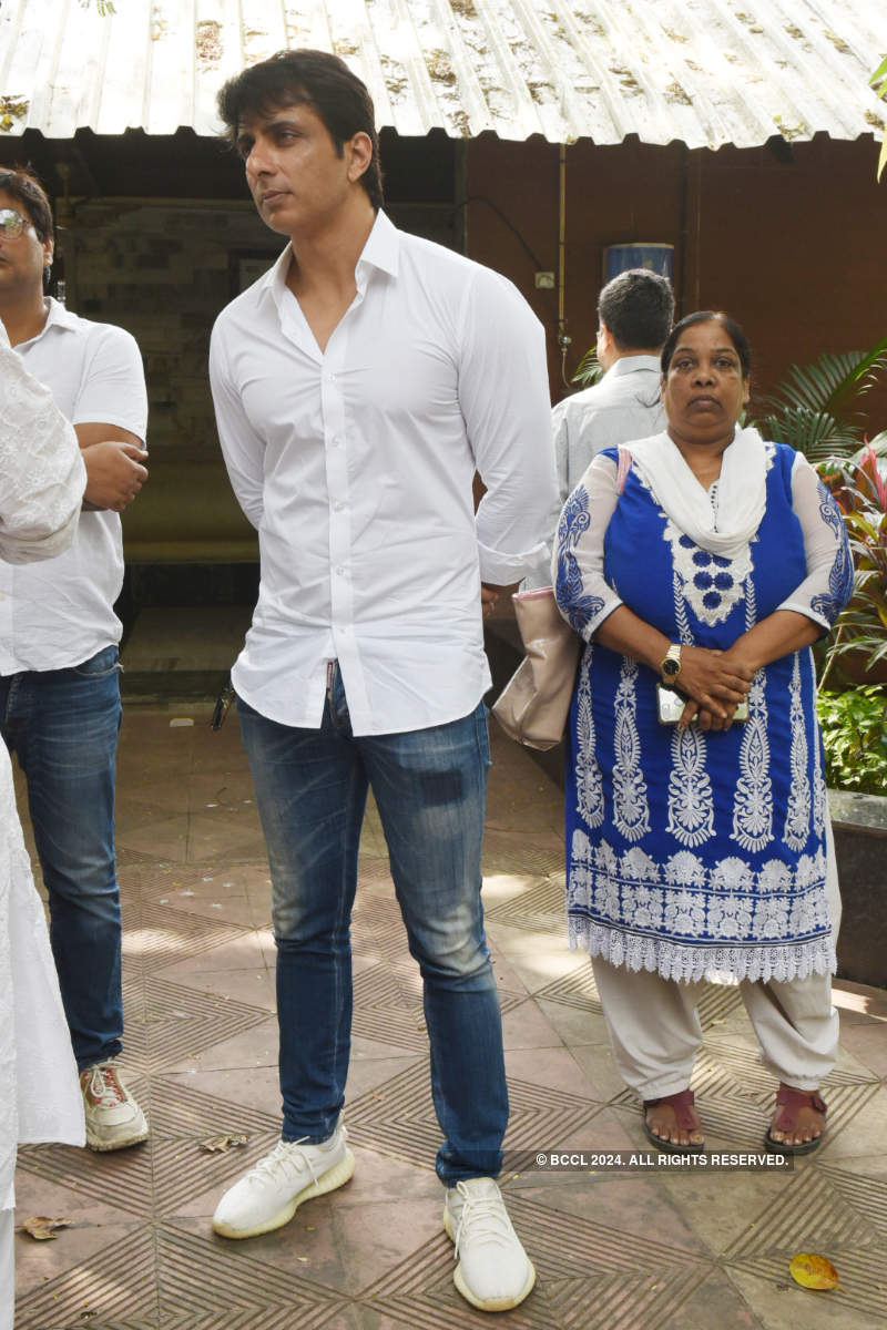 Celebs attend film producer Champak Jain's funeral