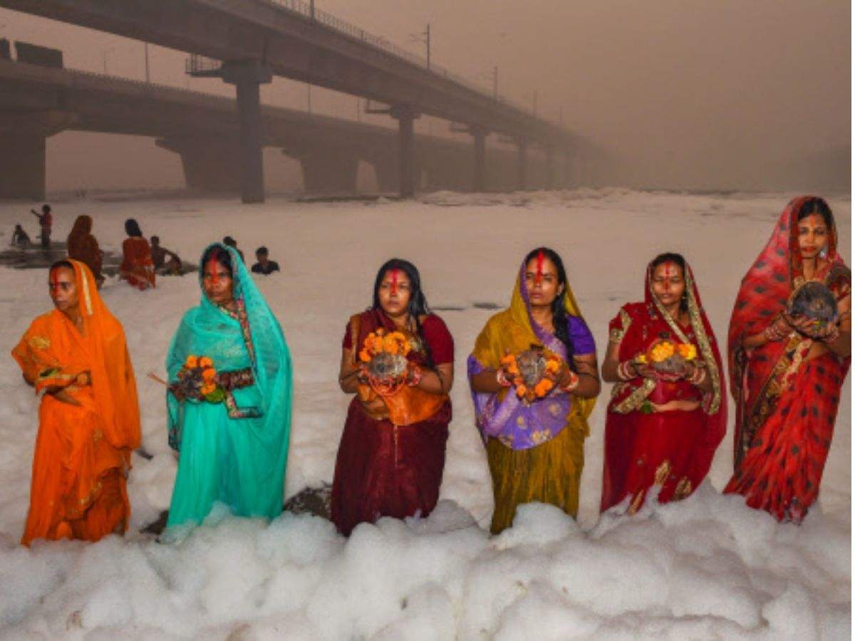 In photos: On Chhath Puja, devotees throng Yamuna river despite deadly  toxic foam | Mumbai Mirror