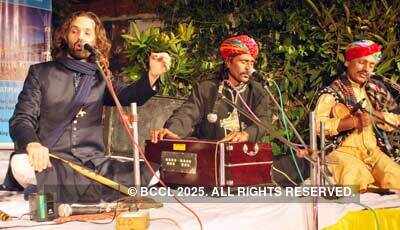 Shye Ben Tzur performs