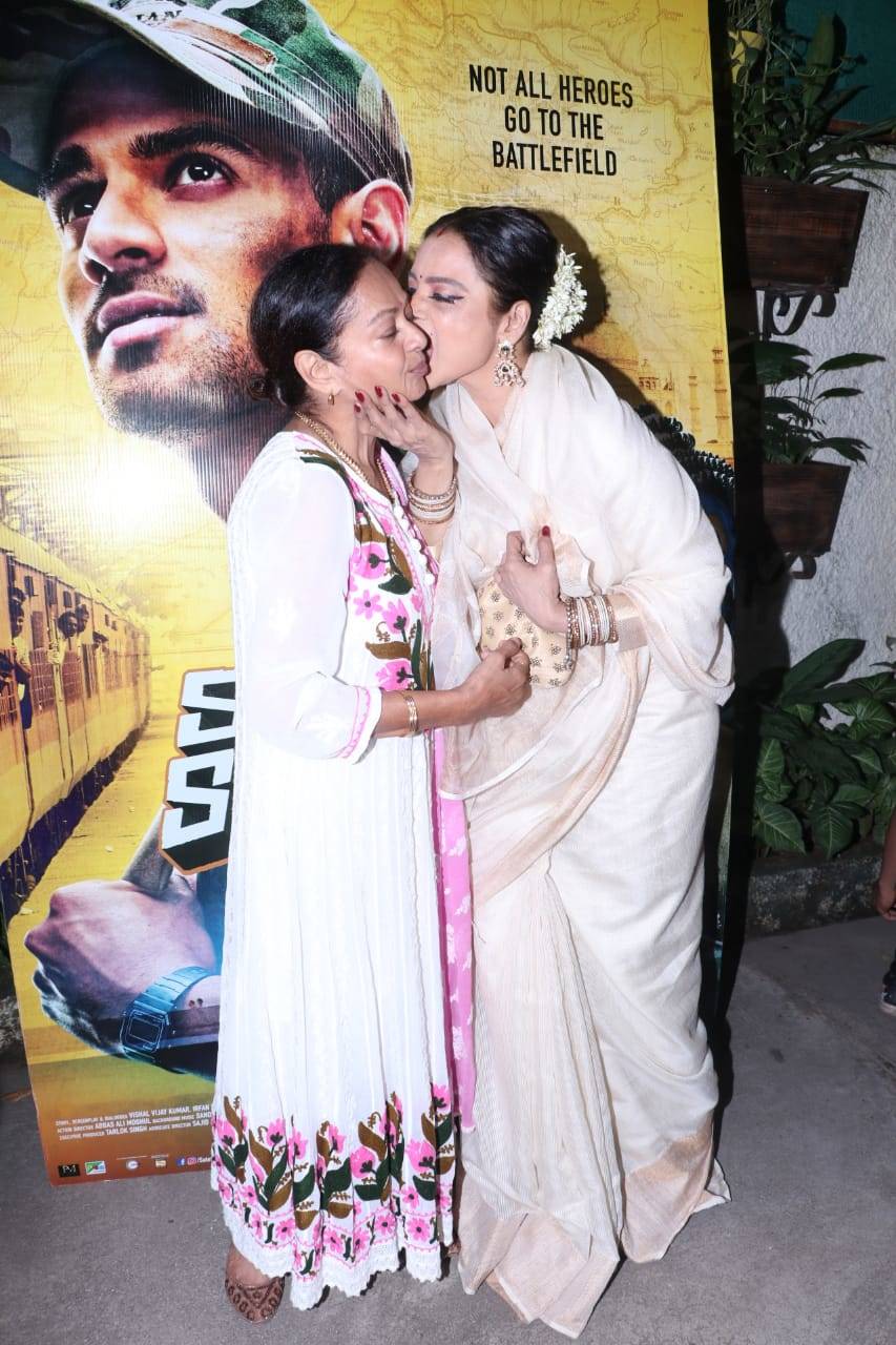 From planting a kiss to hugging a poster: Here are Rekha’s most candid ...
