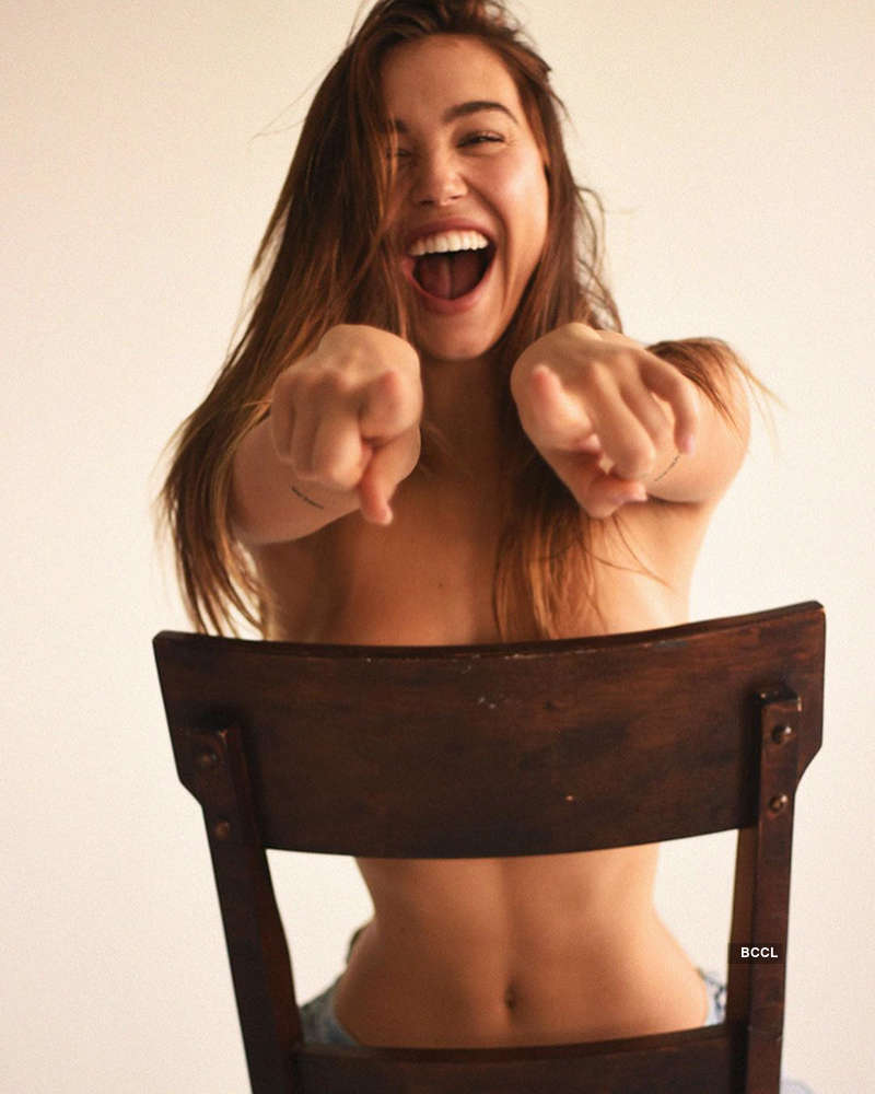 Internet sensation Alexis Ren steams up the cyberspace with her bewitching pictures