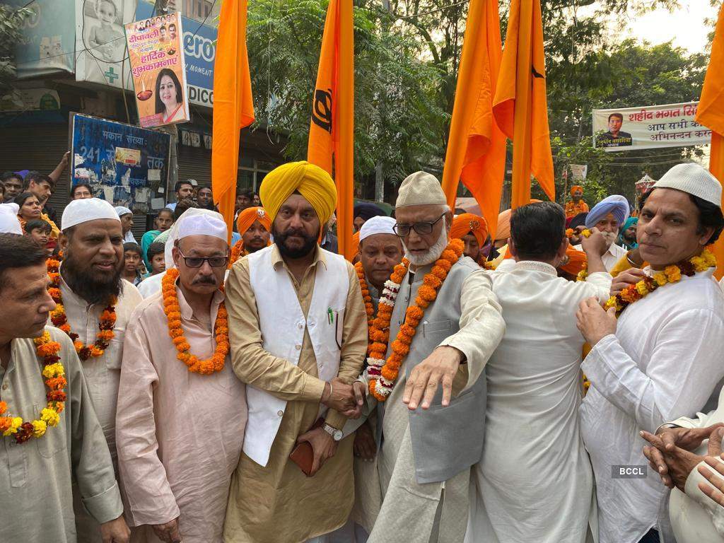 550th Gurpurab: Muslims give floral welcome to Sikh procession