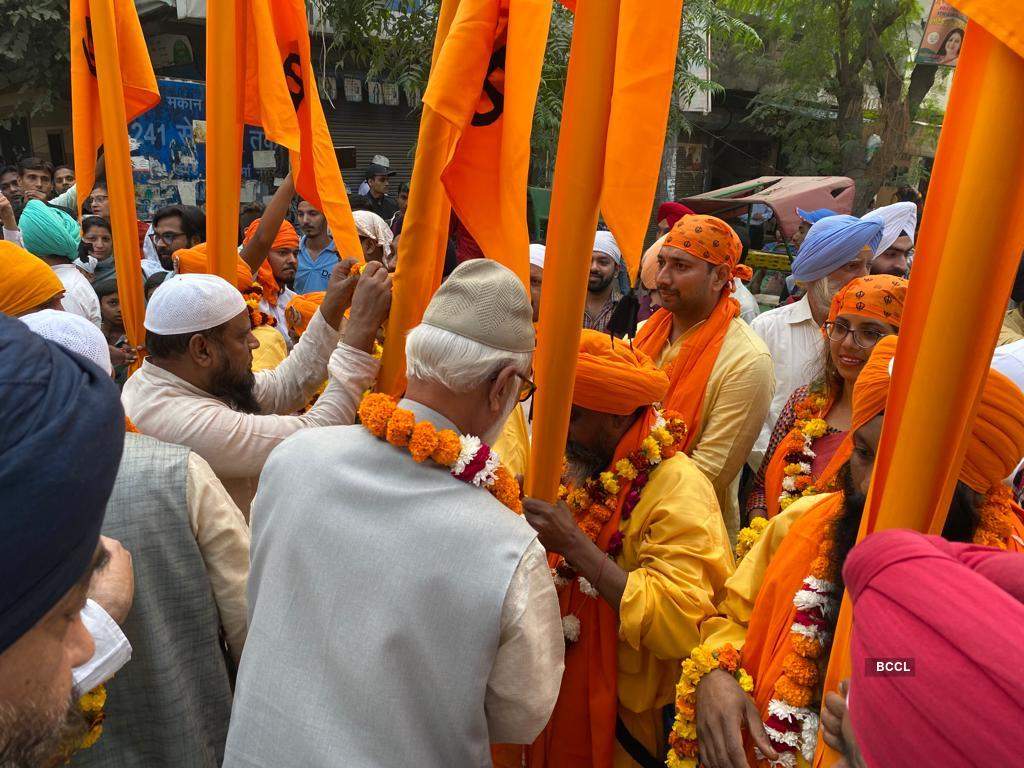 550th Gurpurab: Muslims give floral welcome to Sikh procession