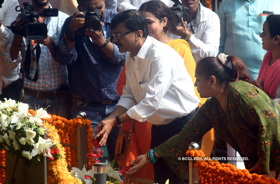 Death anniversary: Shiv Sena, BJP leaders pay tribute to Balasaheb Thackeray 