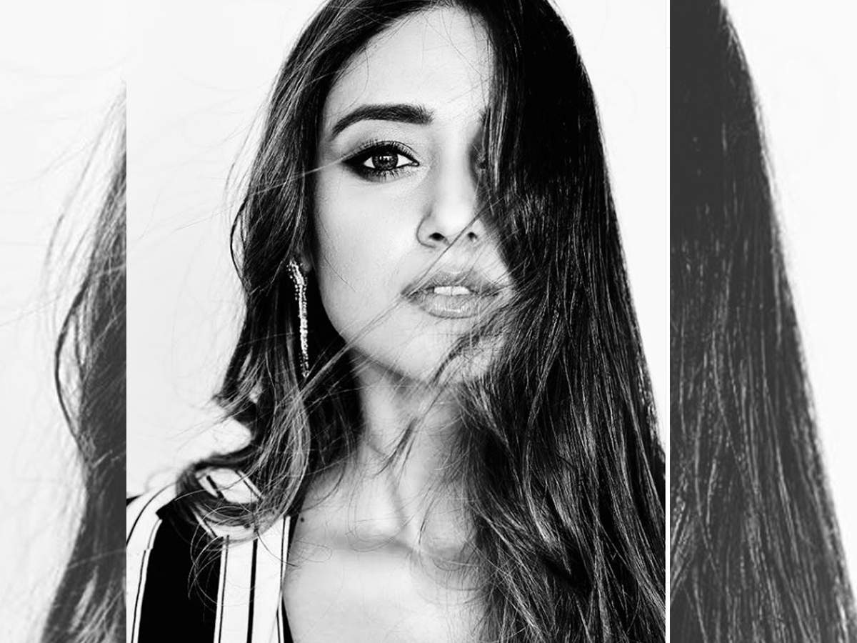 Ileana D’Cruz’s latest monochrome picture is sure to make you go weak ...