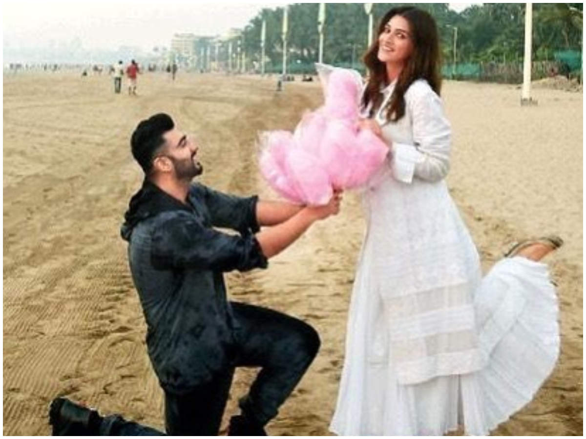 'Panipat': Arjun Kapoor playfully proposes Kriti Sanon with candy floss and internet can't get over it!