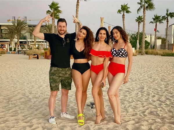These Pictures Of Shama Sikander Having Gala Time With Her Friends In
