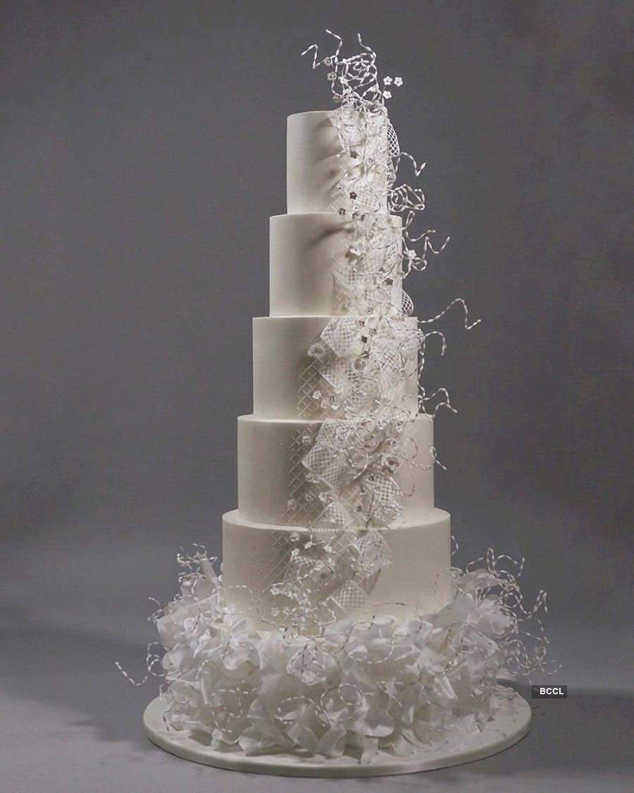 35 pictures of grand wedding cakes that'll leave you speechless