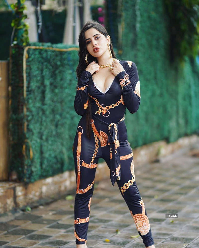 Urfi Javed commands attention with unconventional outfits, bewitching pictures make heads turn