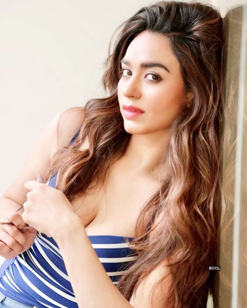 Soundarya Sharma flaunts her toned body in these new captivating pictures