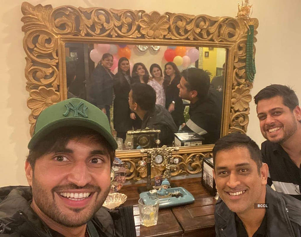 Fun-filled and lovely pictures of MS Dhoni, wife Sakshi & singer Jassie Gill go viral...