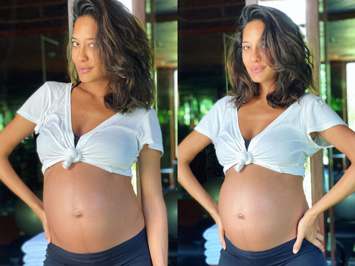 ​Lisa Haydon shows off her baby bump on her Thailand getaway
