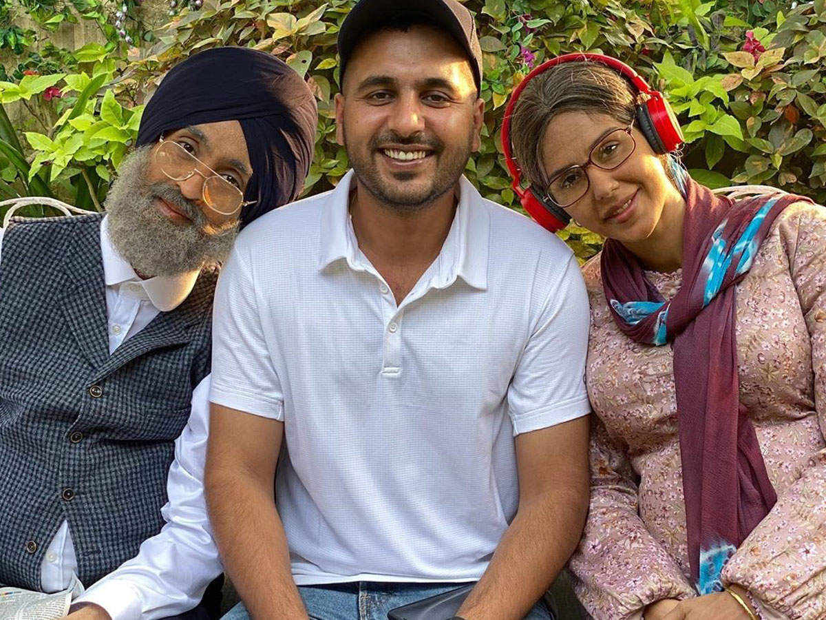 ​Check out Diljit Dosanjh and Sonam Bajwa’s unmissable BTS pictures from the upcoming Punjabi song