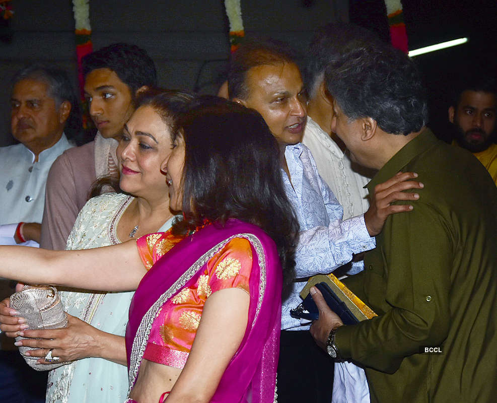 Kareena, Saif Ali Khan, Karisma & Neetu Kapoor shake a leg at Armaan Jain's roka ceremony