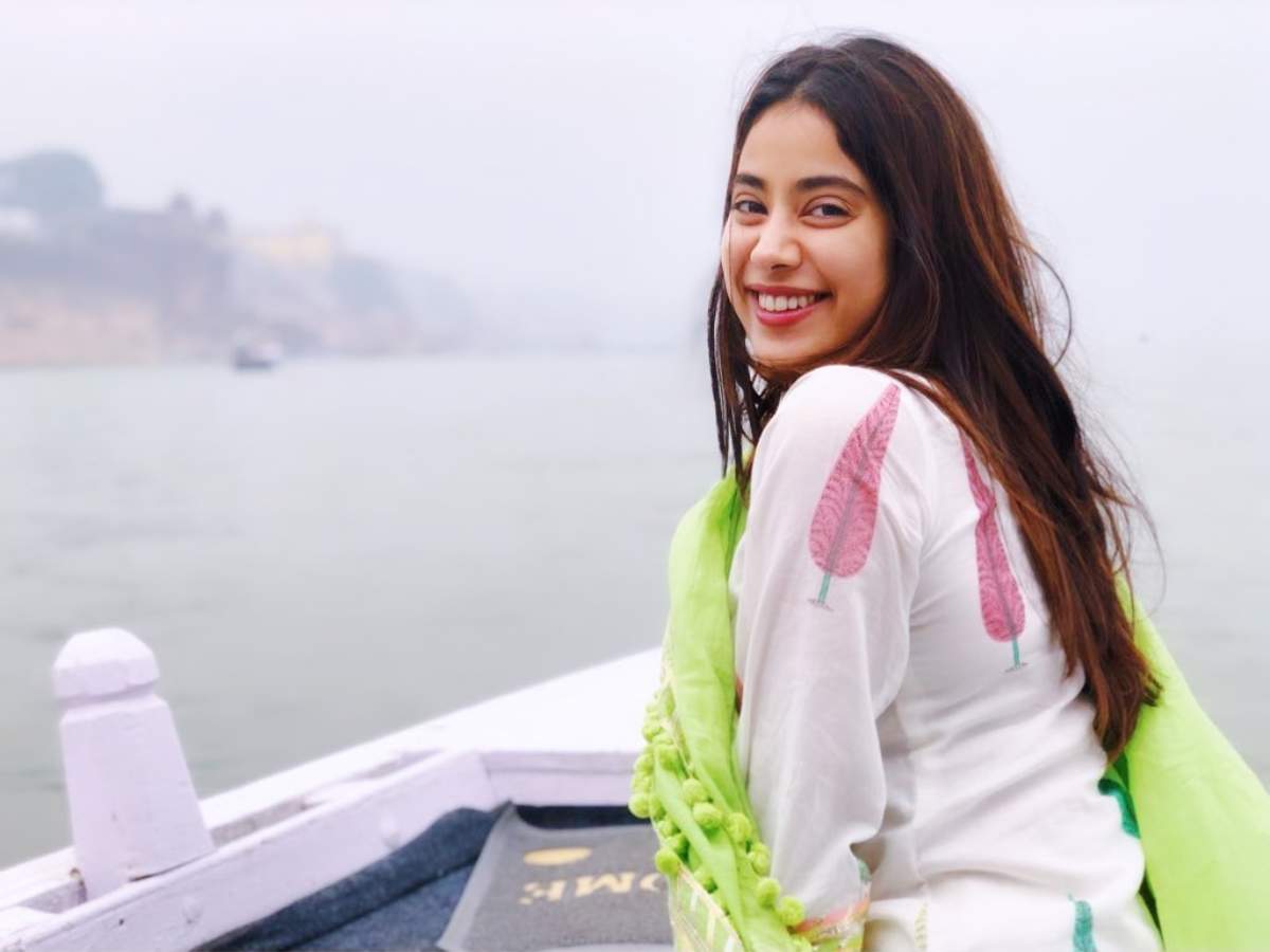 ​Janhvi Kapoor looks fresh as morning dew in THIS sans make-up click