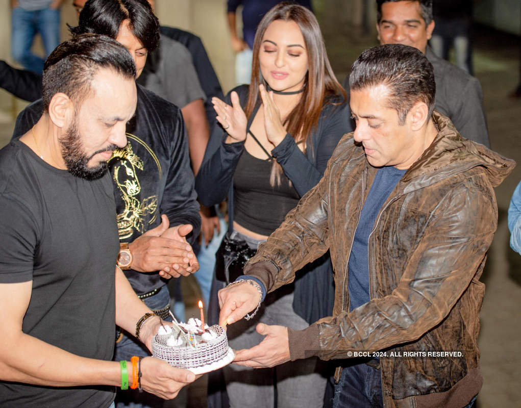 Salman Khan cuts his birthday cake with little Ahil, see inside pictures