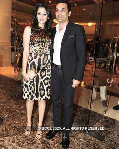 Akshay Kumar with wife Twinkle Khanna arrive at their 10th wedding ...