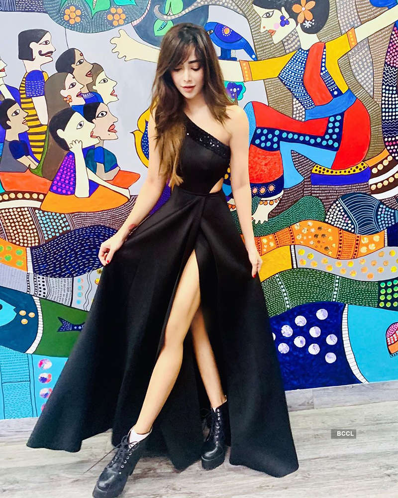 Angela Krislinzki is teasing the cyberspace with her bewitching photos