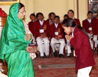 President meets children honoured for bravery 