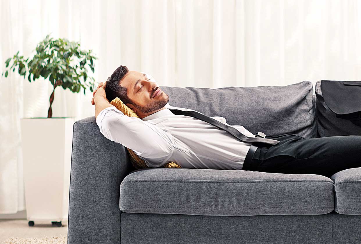 Бизнесмен отдыхает на диване