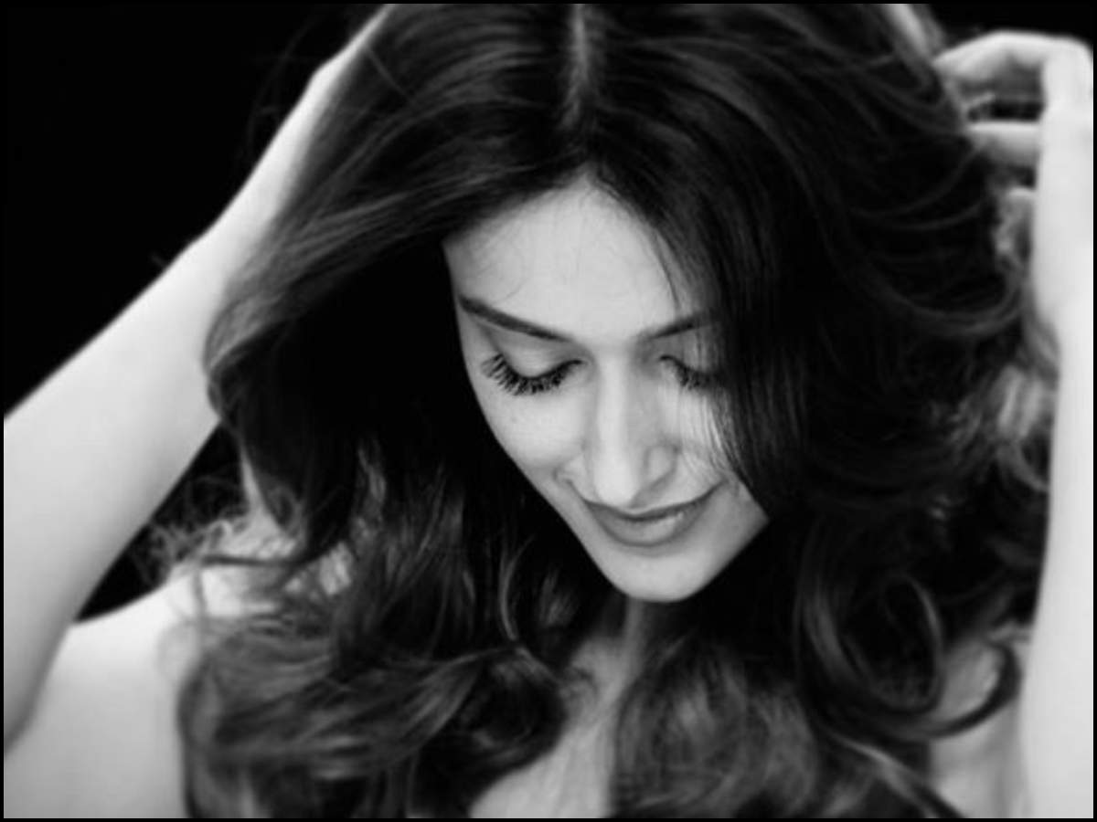 Ileana D’Cruz looks absolutely gorgeous in THIS monochrome picture
