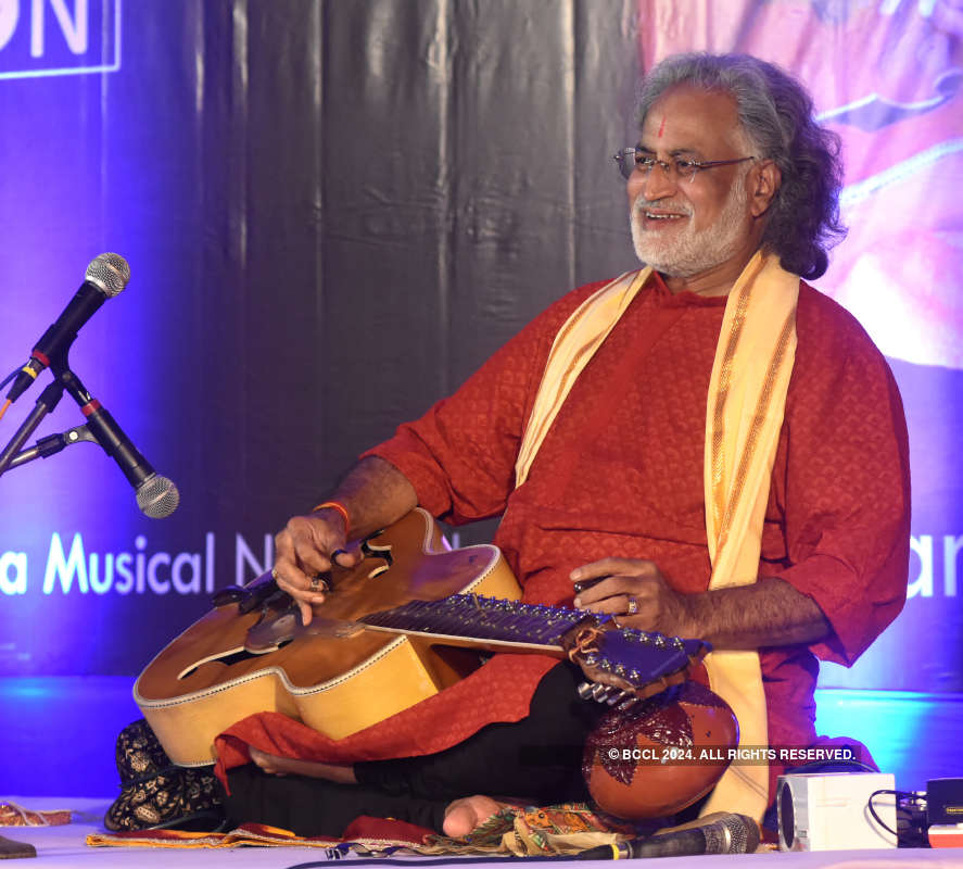 Abhishek Mitra and Pt Vishwamohan Bhatt perform live at an event