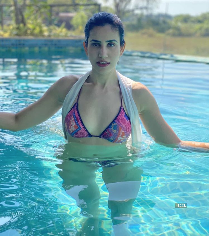 Sonnalli Seygall is teasing the cyberspace with her gorgeous pictures