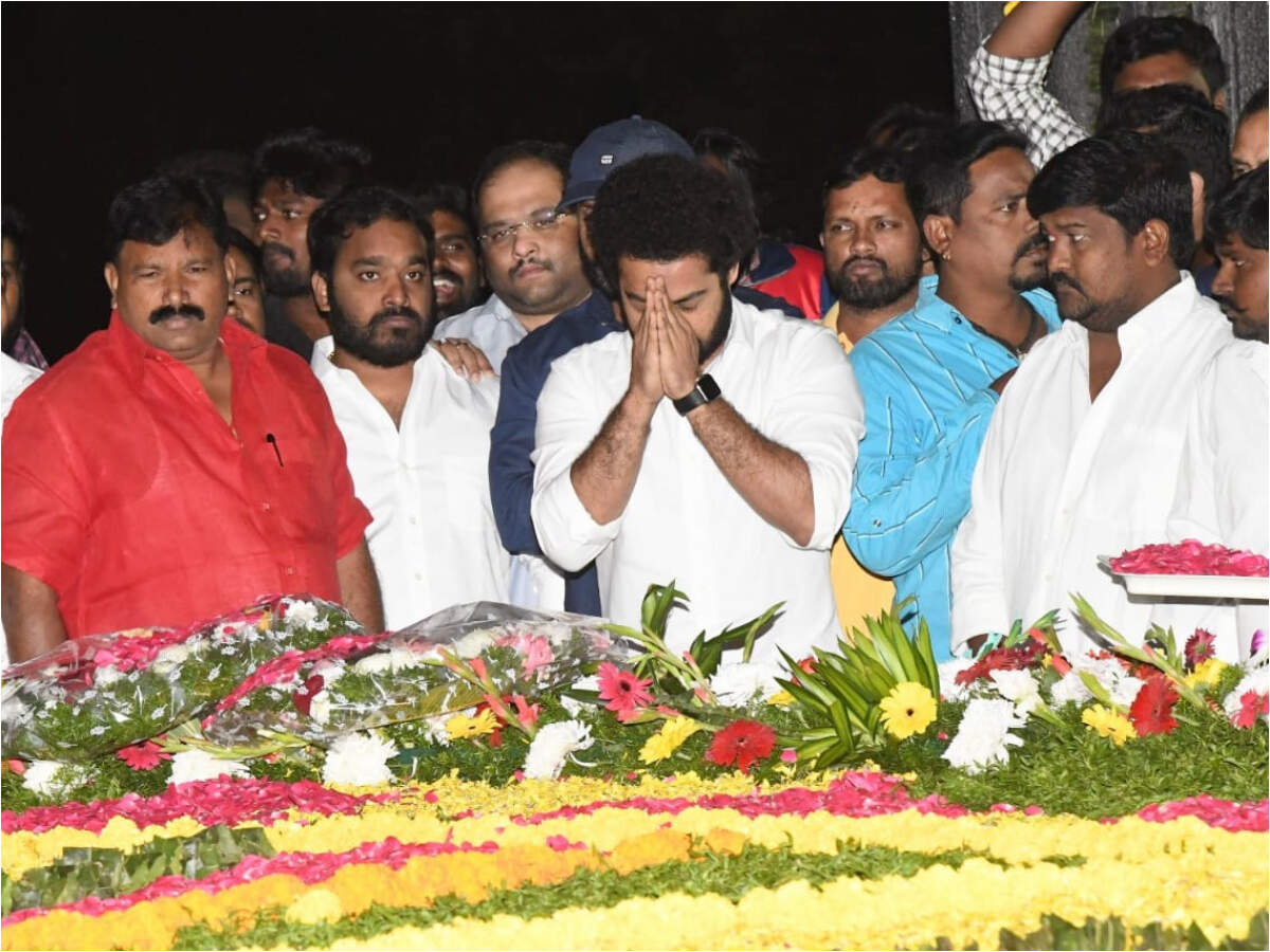 Jr NTR and others gather at NTR’s memorial to pay tribute to NT Rama ...